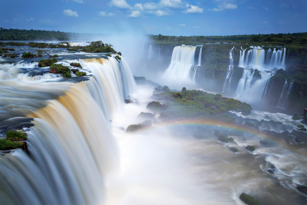 Cataratas do Iguaçu recebe 129 mil visitantes em agosto, com brasileiros em alta e volta de estrangeiros